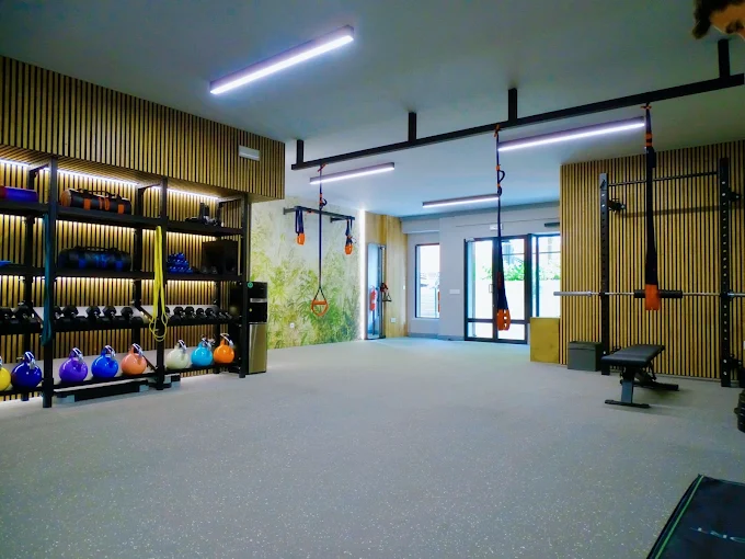 Sala de entrenamiento personal KOKO Sevilla con equipamiento profesional