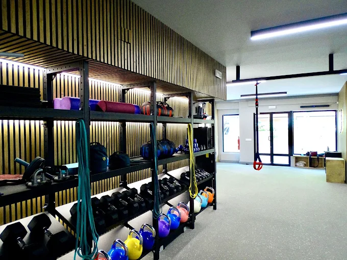 Sala de entrenamiento privada KOKO equipada para sesiones personalizadas
