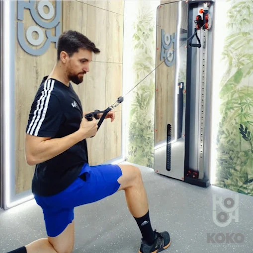 Entrenador personal KOKO Sevilla durante una sesión de entrenamiento