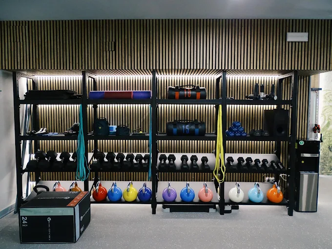 Interior del gimnasio privado KOKO con material de entrenamiento de fuerza